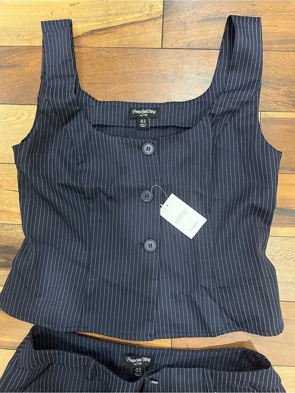 PrettyLittleThing Petite Navy Pinstripe Tailored Top & Mini Shorts Set NWT US 10 - Picture 5 of 9